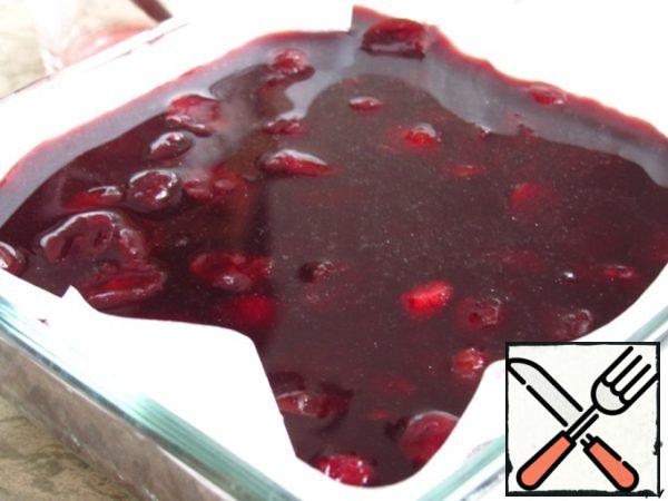 Then dissolve on a small fire, mix with the remaining port and cranberries. Pour on the cooled plate, evenly distributing the cranberries on the surface, and put in the refrigerator for 2 - 3 hours to solidify.