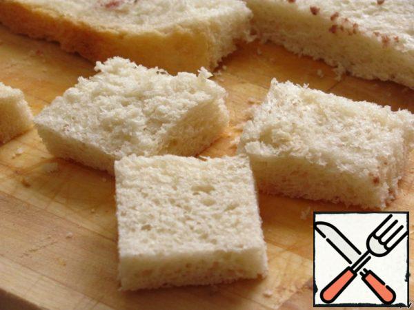 Meanwhile, cut the bread into small pieces.
