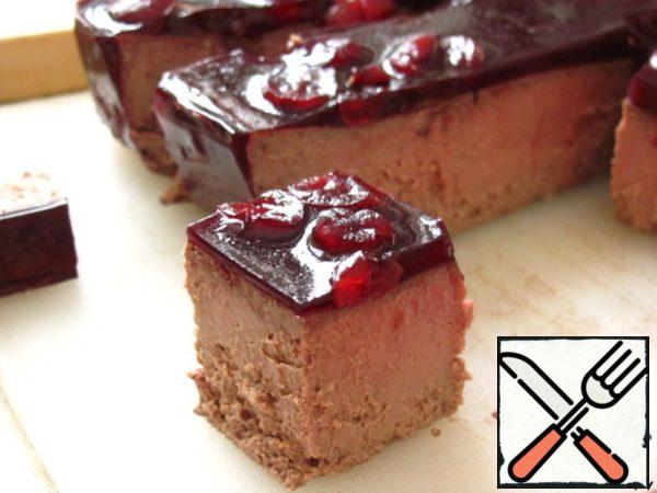 Cut the pate into small cubes, too. To get a smooth cut, it must be done with a clean hot knife. We assemble the canapes: first, put a piece of pear on a skewer, then carefully a piece of pate and bread.