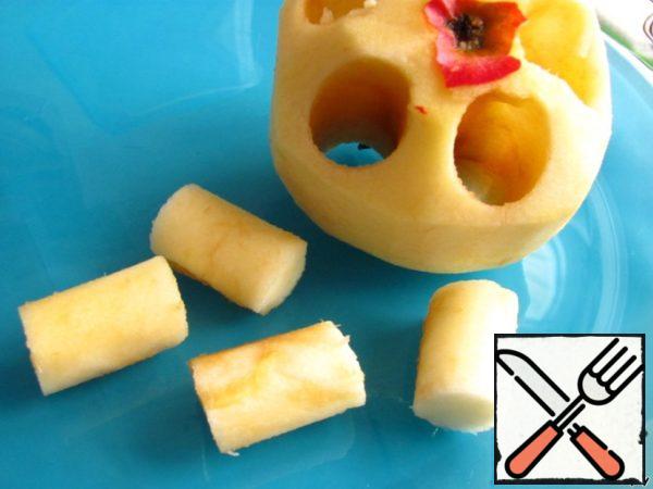 Cut the apples into cubes, balls or, like mine, cylinders. I cooked them with a pith remover.
There should be as many pieces as the canapes that you are going to cook.