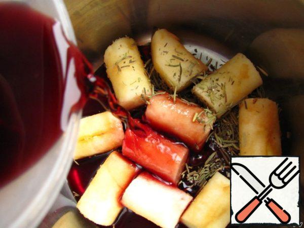 Put the apples and rosemary in a saucepan, pour in the wine.
