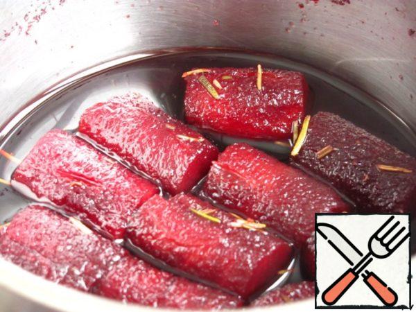 Bring to a boil. Reduce the heat, cover and cook for 10 minutes until soft. Stir occasionally so that the apples are completely covered with wine. Put the prepared apples on a napkin to drain excess liquid.
