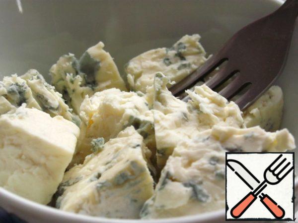 Mash the blue cheese well with a fork.
