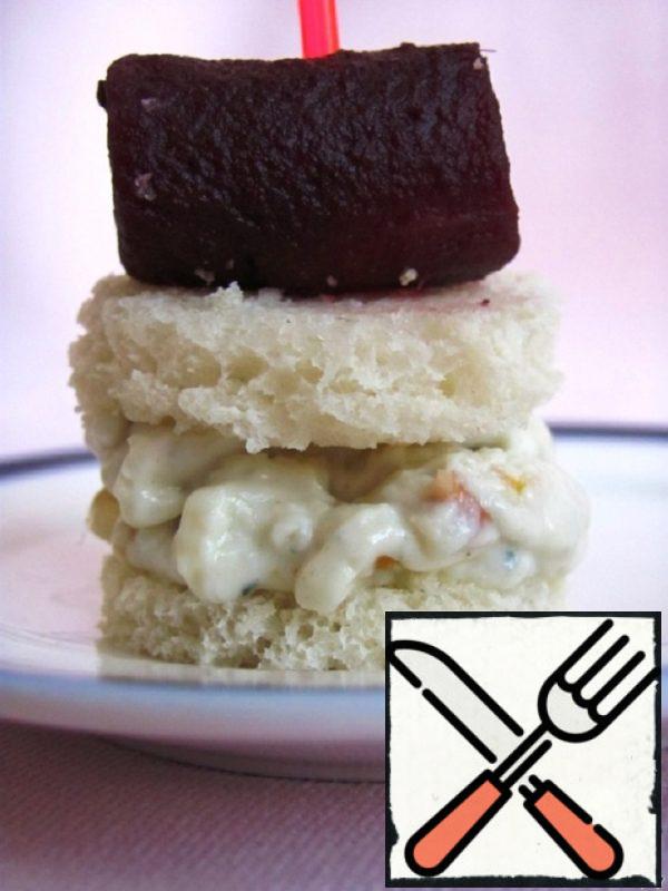 Canapes with Blue Cheese and Dates Recipe