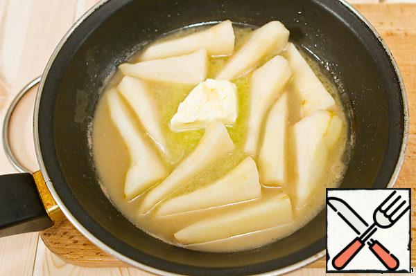 Fry pears in vegetable oil for about a minute. Add butter, wine vinegar and cognac, and simmer for another 5 minutes. At the end add the mustard, mix gently and remove from heat.