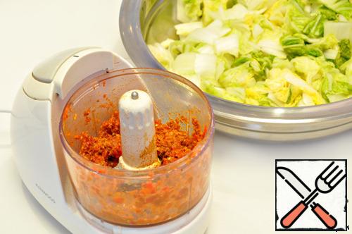 Fresh pepper (without seeds) with garlic grind in a mortar (blender, meat grinder), add chili pepper, crushed coriander, grated ginger, vegetable oil, you can still add a pinch of salt.