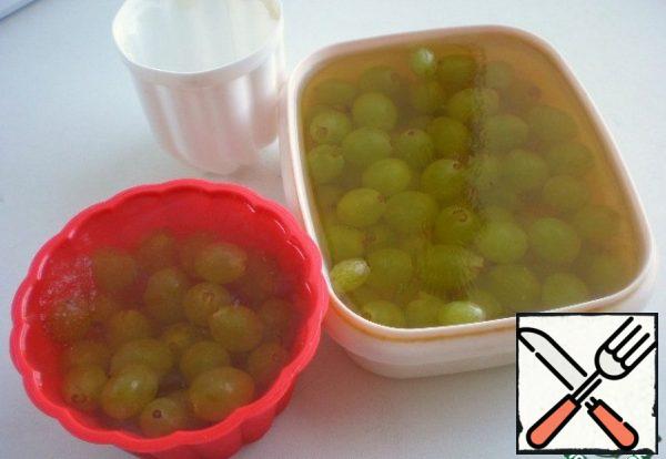 Put the berries in any of the available molds.
