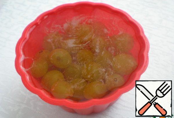 Fill the molds with berries with dissolved gelatin and put them in the refrigerator.
