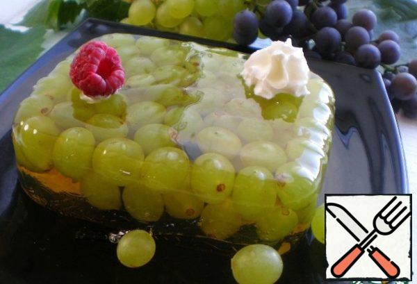 To make the jelly easily pop out of the mold, swipe along the edge with a knife, separate the jelly from the mold and lower the mold into hot water for a few seconds.