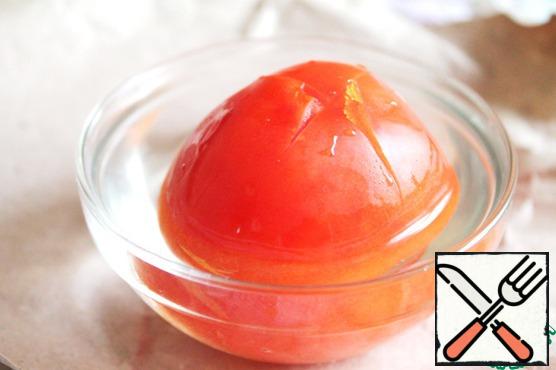On a tomato to make a cross incision, pour boiling water for a couple of minutes and remove the skin-it's very simple, just get rid of the top.