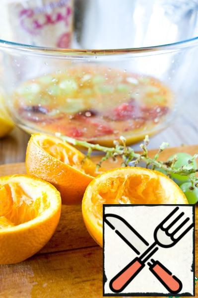 From lemons and oranges squeeze out juice. In a large bowl or in a jug mix juices, tea and sugar. Add fruit pieces and ice. Mix everything.