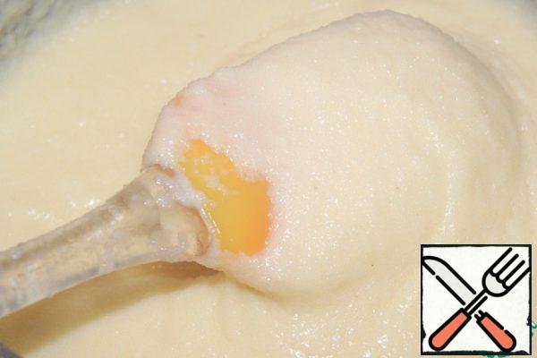 Cook semolina porridge. I pour cereals and sugar into absolutely cold milk and cook over very low heat, stirring constantly, this helps to avoid the formation of lumps. After the porridge boils, add the chocolate, butter, vanilla and zest, cook for 2-3 minutes.
