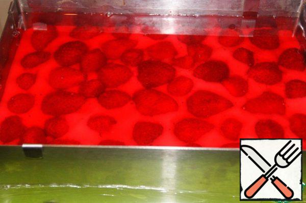 Prepare the jelly by dissolving it in 750 ml of water. Let it cool down a little and pour over the strawberries. Refrigerate for 3-4 hours, preferably overnight. Remove from the mold, slightly trimming the sides, cut into portions and decorate with cream or ice cream.