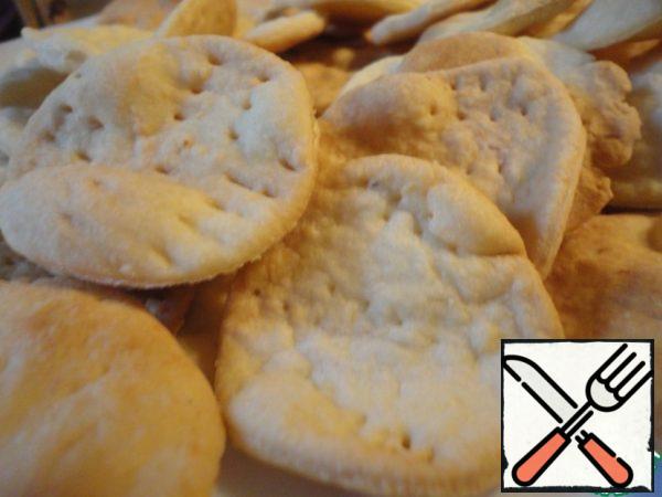 Here are our ready-made crackers. Outwardly, they may not be masterpieces, but they are very tasty. Perfect for tea and beer. Well, the basis for the canapes, of course, is beautiful! Basically, if you just bake crackers to make them look beautiful, you can spread them with egg yolk and sprinkle with sesame seeds, coarse salt, dry herbs, etc. Well, everything is in the hands of your imagination.

