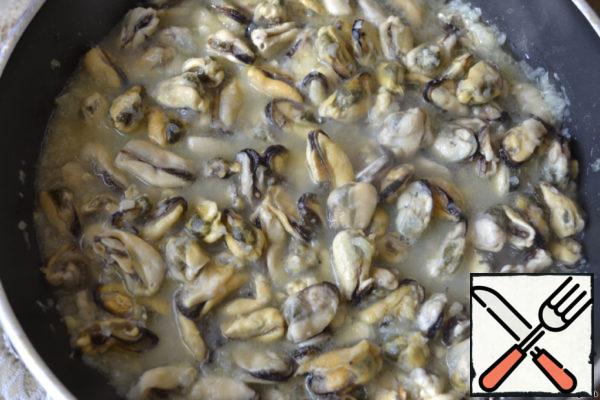 Mussels defrosted and thoroughly washed, it is very important, as they can be pieces of shells. Mussels lay out on pan and add a bit water.