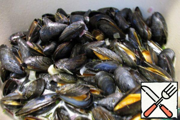 Add the mussels, cover with a lid. After 3 minutes, mix and again under the lid for about 3 minutes. The mussels are ready when the shells have opened. Traditionally, this dish is served with French fries and a glass of beer. Mussels with open shells can not eat!