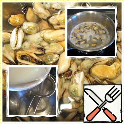 Boil the mussels for 2-3 minutes.Throw in a colander and allow to drain the broth. Broth is useful to us, do not pour.