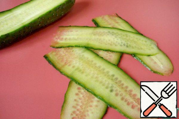 Cucumber cut into thin plates.