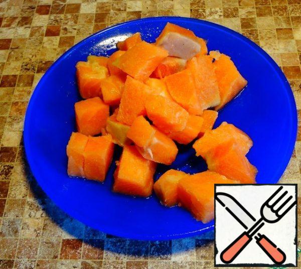 The fish must be freed from the skin and bones. Salmon fillet cut into cubes 1-2 cm thick.
