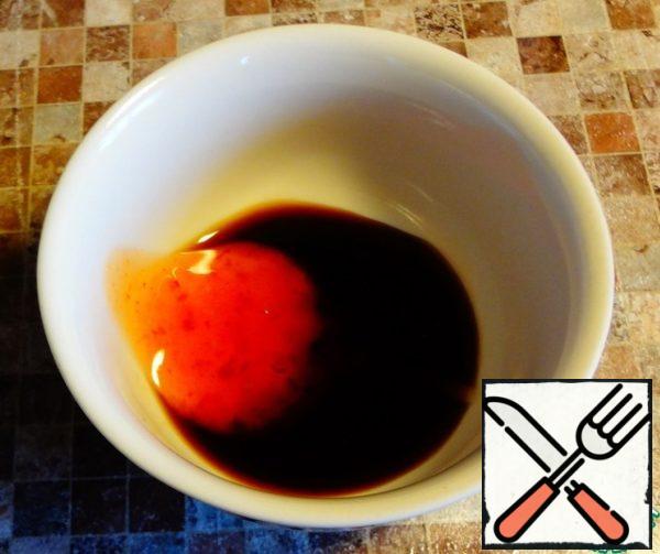 Mix 2 tablespoons of soy sauce, 2 tsp sweet chili sauce and 2 tablespoons of lemon juice in a cup.
