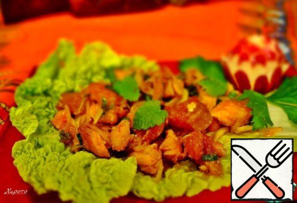 Serve the fish on a large lettuce leaf, sprinkled with ground rice.