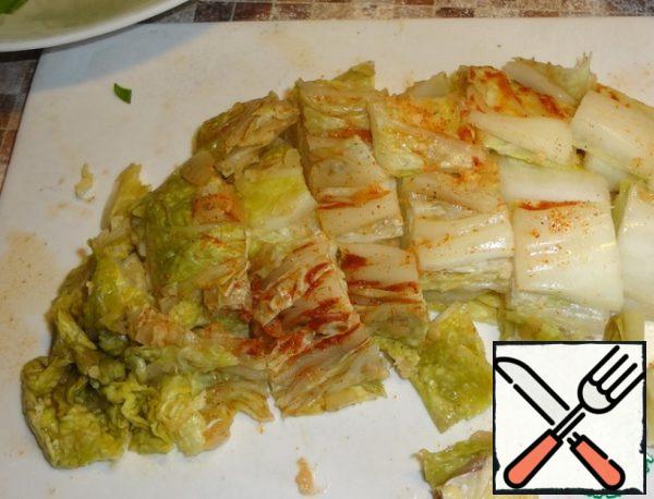 Cut the Peking cabbage into cubes.