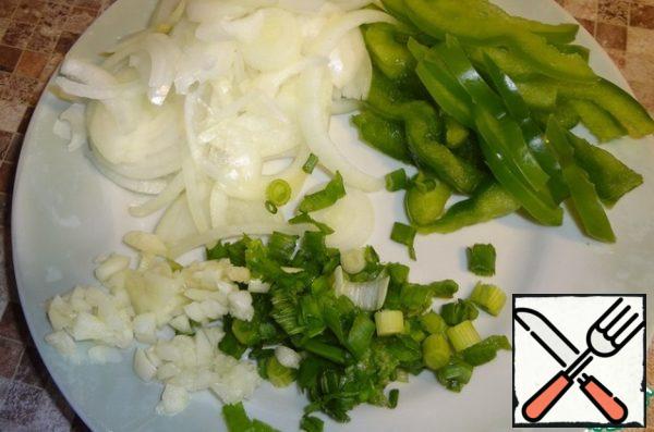 Green Bulgarian pepper cut into strips, onions cut thinly into half rings, green onions cut finely. Crush the garlic.