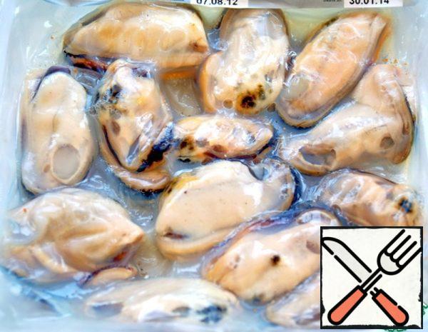 Defrost the mussels and dry them.

