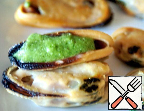 Cool the mussels and stuff with pesto sauce.