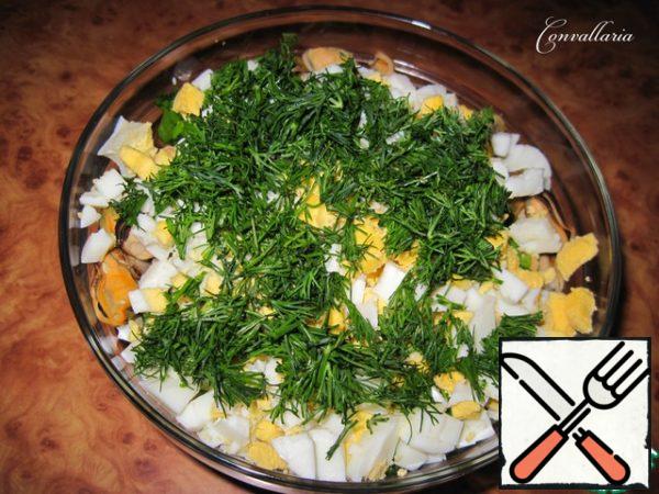 Eggs diced, and chopped dill to shift into a salad bowl.