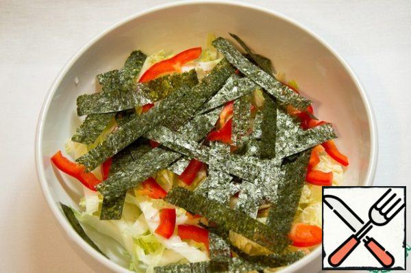 Cut the nori with scissors.
