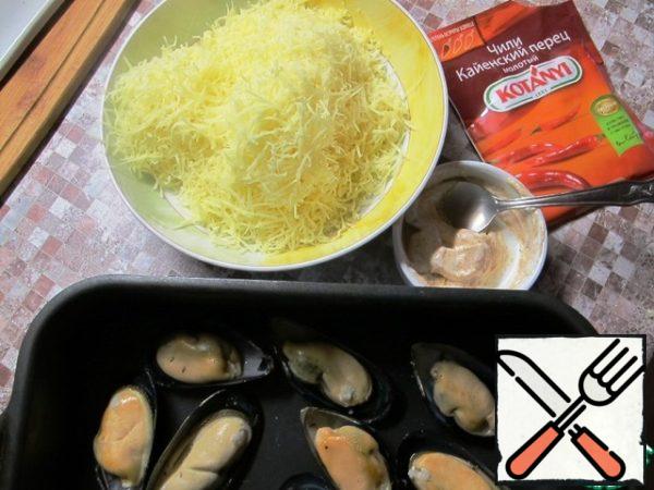 Defrost and rinse mussels under running water.
Grate cheese and garlic on a fine grater. In mayonnaise add ground hot pepper and stir.