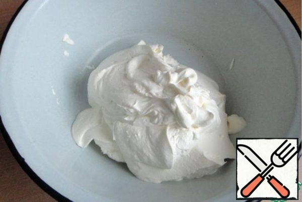 The cooking time is indicated without taking into account the solidification of jelly. Put sour cream in a bowl.