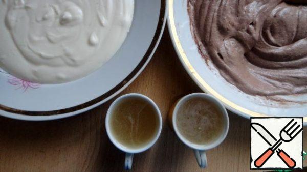 Melt the gelatin without bringing it to a boil, divide into two equal parts and combine with the sour cream mass.
