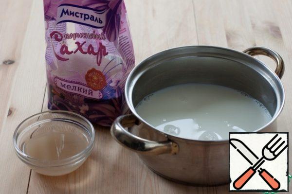 Agar-agar, if time permits, I soak for several hours in a small amount of water, more often at night. I think it dissolves faster in boiling liquid.
Pour sugar into the milk and put it on the fire. When the milk is heated, add the agar and bring the milk to a boil. Cook, stirring, for a few minutes, until the agar-agar completely dissolves. This is the difference between agar-agar and gelatin, which in no case can be boiled.