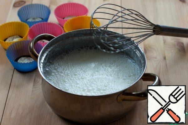 Remove milk from heat and leave to cool at room temperature. Then beat with a whisk. The milk will immediately foam, there will be an air cap. You can use a mixer instead of a corolla.