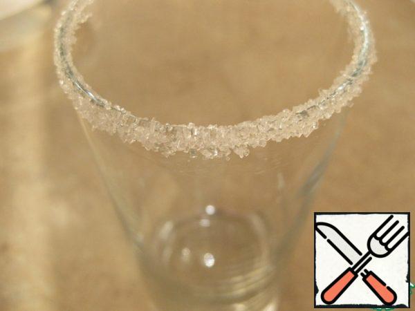 On a glass we do "frost". To do this, lubricate the drinking edge of the glass with protein from the inside and outside. Then turn the glass and and gently rotate the movements immersed in a layer of crystal sugar on the plate.