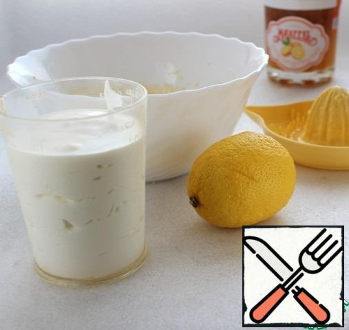 In the yolk mass add lemon juice, vanilla sugar or 2-3 tbsp liqueur of your choice, stir.