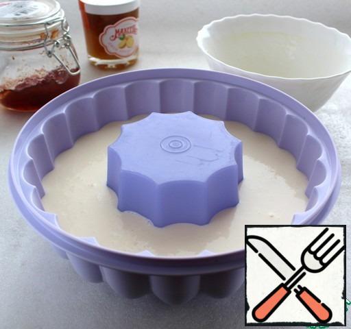 In a suitable form, pour the creamy yolk mixture and refrigerate until this layer solidifies.
If there is no mold, jelly can be poured into a simple volumetric Cup or silicone mold. Before use, place the Cup for a few seconds in hot water, as the jelly moves away from the wall, turn on the plate.