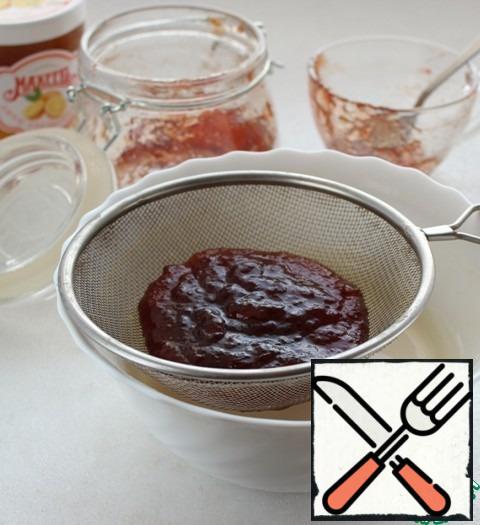Rub the jam through a sieve, add to the sour cream, stir and pour a glass of gelatin here, mix well.