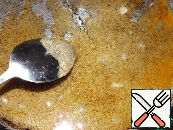 Melt the sugar in a bowl with a thick bottom (sugar quickly turns brown, you need to be careful that it does not burn)
