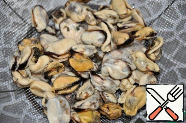 Take mussels, I have frozen, peeled.
Give them to thaw, washed from the sand.
Put the mussels in boiling water and cook for 3 minutes.