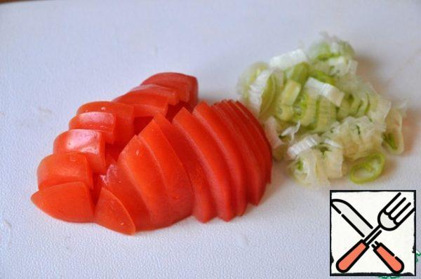 Leek (white part) cut into rings, tomato cut segments.