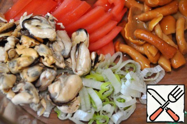Mix the boiled mussels, chopped onions and tomatoes. Add boiled mushrooms, you can take any.