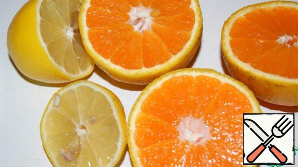 From lemon and oranges squeeze out juice.