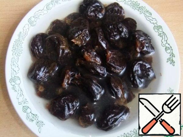 Rinse the prunes and soak in water for 20 minutes.