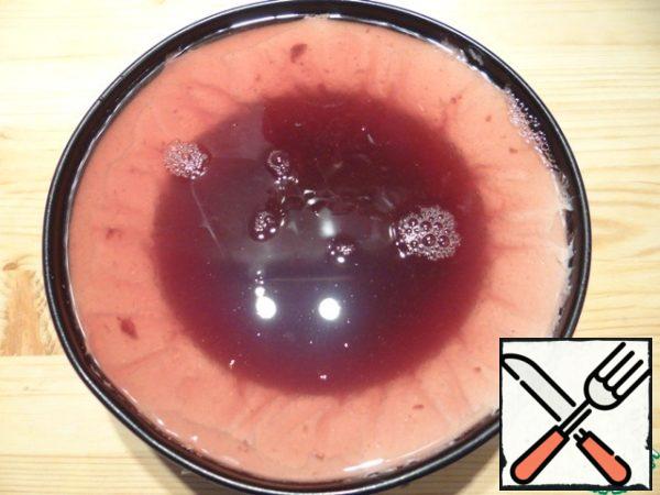 Pour a layer of cheesecake with cold water with jelly and gelatin. And put the mold back in the refrigerator until it freezes.
