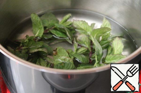 Pour water, bring to a boil and cook over low heat for 15 minutes. Then take out  mint.