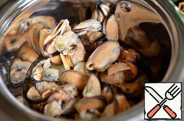 Pour over the mussels. They are ready, I don't defrost them, so they keep their shape better.
