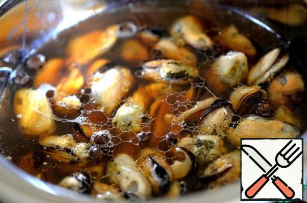 Add boiling water and put on the fire. Bring to boil. Boil for less than a minute. You can divide the mussels into two parts and boil each part separately in one marinade. And then all connect. Thus, 250 ml of marinade will be enough for more mussels.